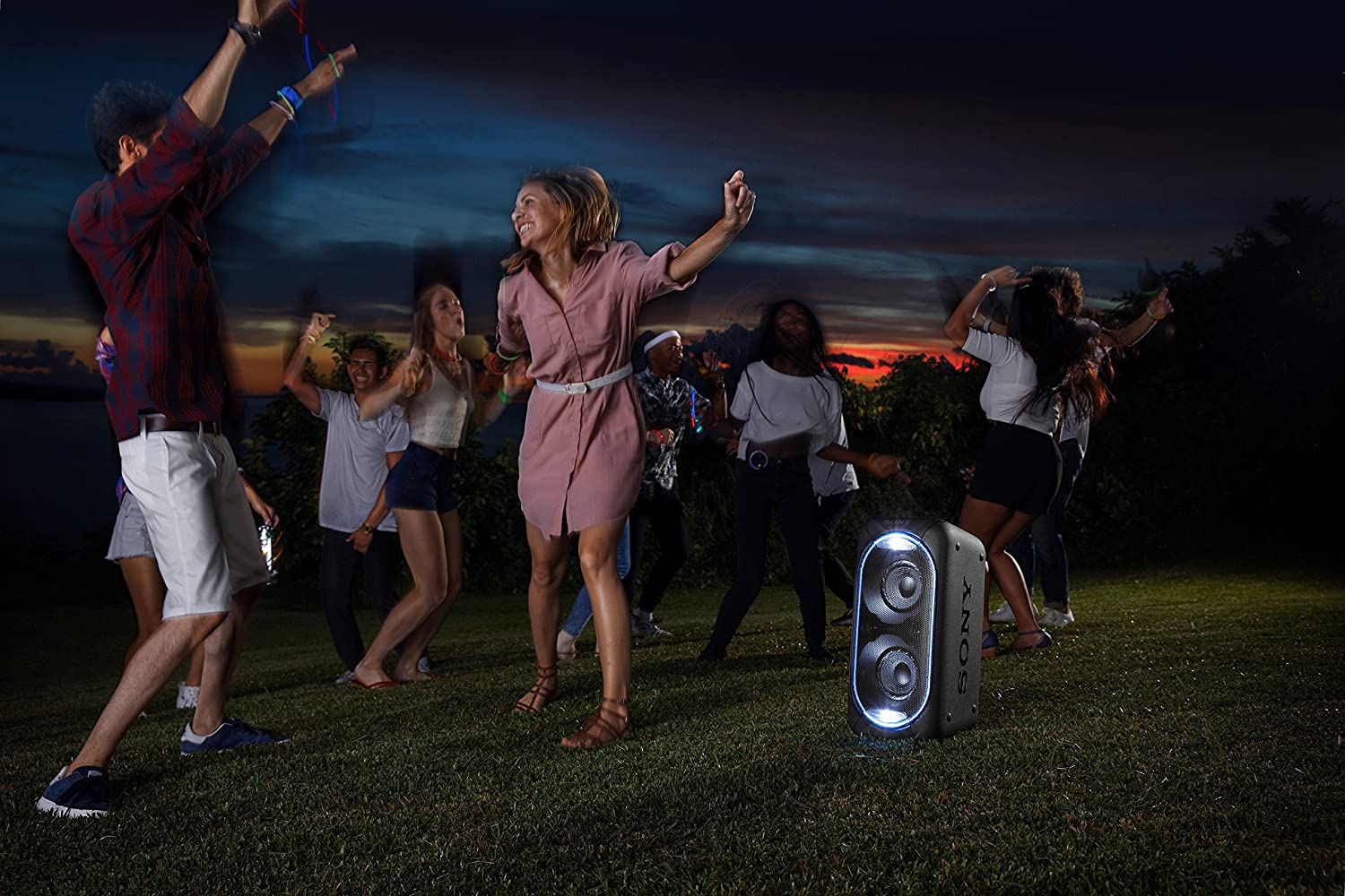 Luidspeker met bluetooth huren in Enschede met vrienden buiten Luidspeker met bluetooth huren in Enschede met vrienden buiten